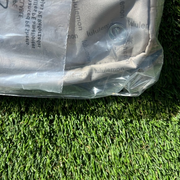 NEW LULULEMON EVERYWHERE BELT BAG
COLOR Wordmark Grid Mini Raw Linen - Picture 8 of 9